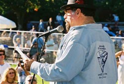 Tom D'Antoni reciting, photo copyright 2005 Karen C. Fox